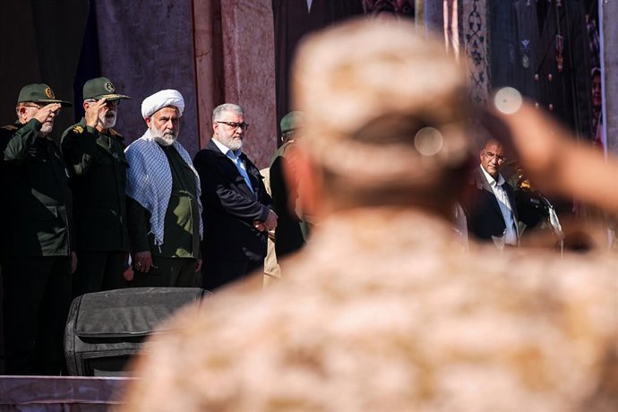 Uniformado en una marcha en la que parrticipa Hossein Taeb, alto cargo del Cuerpo de la Guardia Revolucionaria Islámica y exjefe de la Organización de Inteligencia del IRGC, junto con altos cargos del Gobierno y del Ejército iraníes.