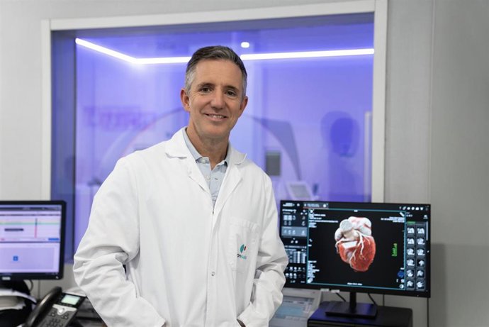 El doctor Juan Sánchez-Rubio Lezcano, jefe del servicio de Cardiología y responsable del área de Hemodinámica del Hospital Universitario Quirónsalud Zaragoza.