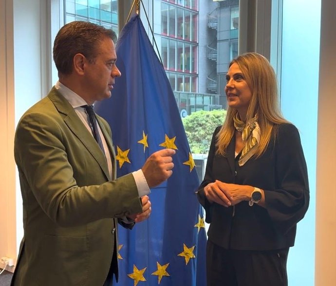 El consejero Marcos Ortuño y la directora de Estrategia de Políticas, Inteligencia por Países y Juventud de la Dirección General de Educación, Juventud, Deporte y Cultura de la Comisión Europea, Antoaneta Angelova