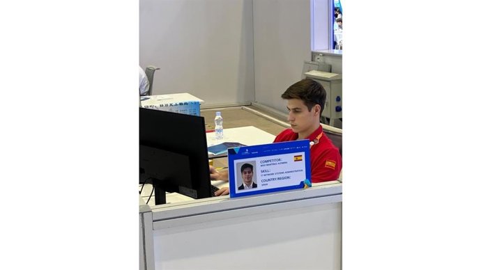 Fotografia de l'alumne guanyador de la medalla d'excel·lència