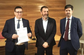 Pancorbo, en el centro, flanqueado por los representantes legales.