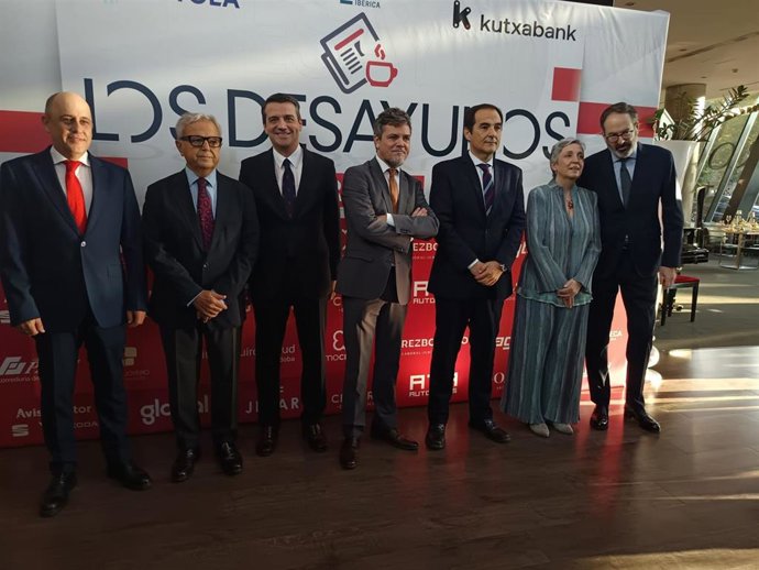 Nieto (3º dcha.) posa, antes de intervenir en el desayuno informativo en Córdoba, junto a Bellido (3º izda.), Fuentes (2º izda.) y otras autoridades.