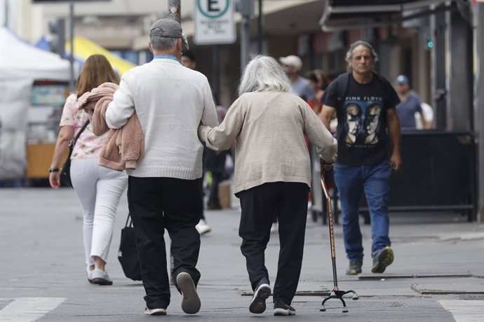 Valparaiso, 11 de enero  2026  Personas de tercera edad transitando por el centro de la ciudad   Sebastian Cisternas/ Aton Chile
