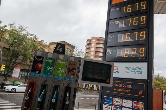 Archivo - Imagen de archivo de un panel de precios de una gasolinera.
