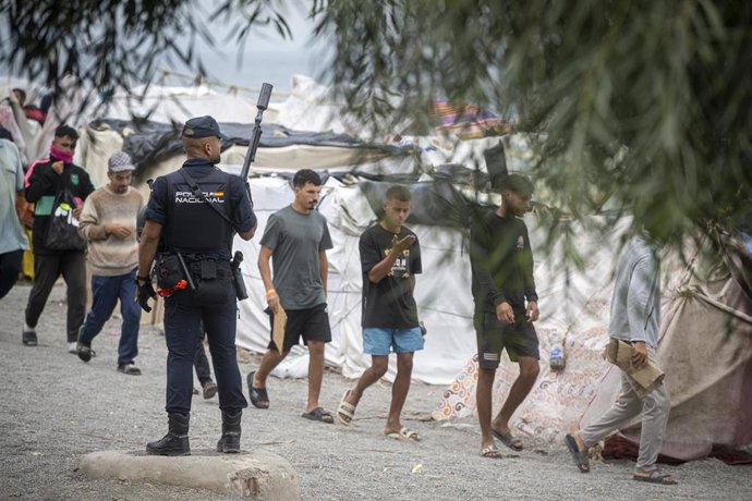Migrantes pasan la noche en las playas de El Trampolín y Benitez, a 28 de septiembre de 2026, en Ceuta (España). 