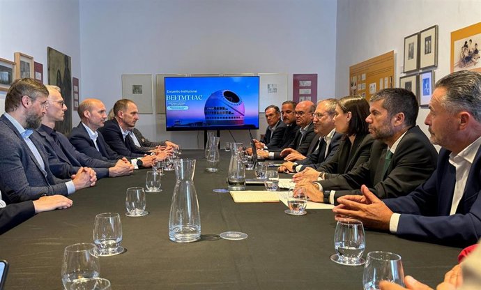 Archivo - El presidente insular, Sergio Rodríguez, en el seno de una reunión estratégica entre los responsables de las administraciones locales de la isla, una delegación del Banco Europeo de Inversiones (BEI) y representantes del Consorcio del TMT