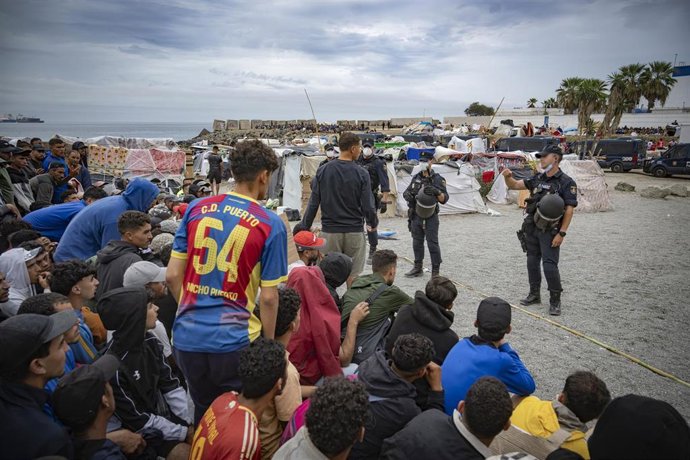Migrantes pasan la noche en las playas de El Trampolín y Benitez, a 28 de septiembre de 2026, en Ceuta (España). Alrededor de 3.000 migrantes permanecen en asentamientos improvisados de las playas de Ceuta tras la entrada masiva registrada a finales de ju
