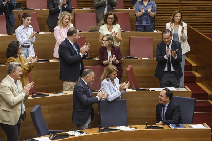 El presidente de la Generalitat Valenciana, Juanfran Pérez Llorca (d), recibe el aplauso de la bancada popular durante el Debate de Política General de la Comunitat Valenciana, en les Corts Valencianes, a 28 de septiembre de 2026, en Valencia