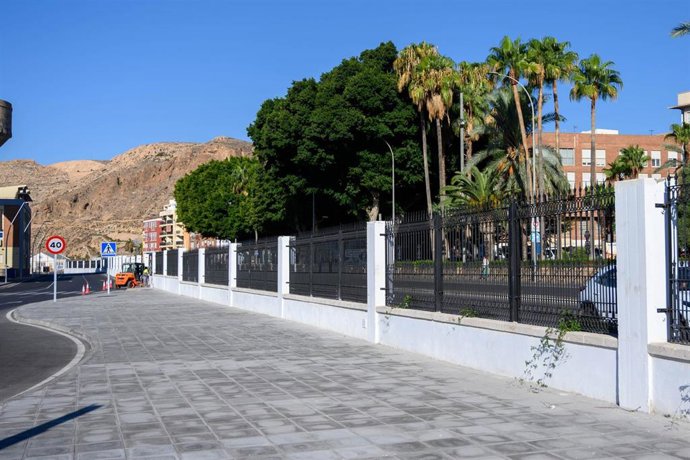 Nuevo vallado perimetral de forja ornamental instalado en el Puerto de Almería.