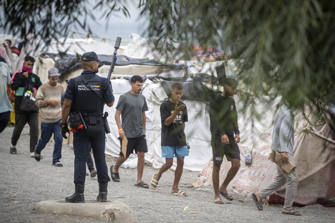 Migrantes passam a noite nas praias de El Trampolín e Benitez, em 28 de setembro de 2026, em Ceuta (Espanha). Cerca de 3.000 migrantes permanecem em acampamentos improvisados nas praias de Ceuta após a chegada em massa registrada no final de junho