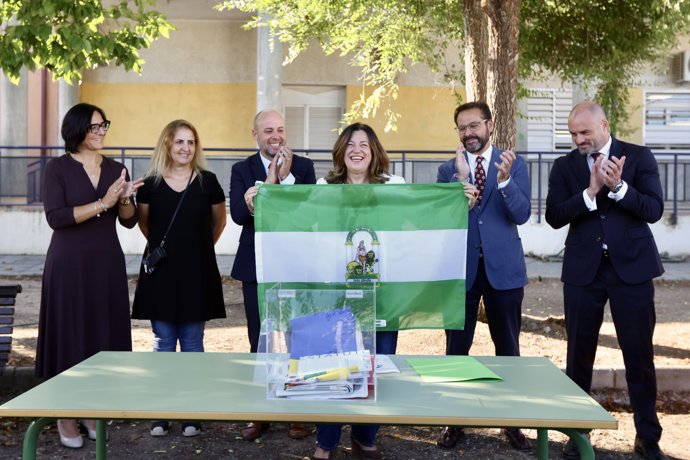 María del Carmen Castillo, ha asistido  al acto de colocación de la primera piedra de las obras de ampliación del IES Blas Infante de Ogíjares, actuación que cuenta con casi seis millones de euros y permitirá retirar dos módulos de aulas prefabricadas.