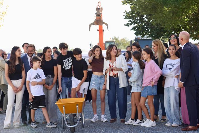 María del Carmen Castillo, ha asistido  al acto de colocación de la primera piedra de las obras de ampliación del IES Blas Infante de Ogíjares, actuación que cuenta con casi seis millones de euros y permitirá retirar dos módulos de aulas prefabricadas.