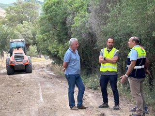 El delegado territorial de Sostenibilidad y Medio Ambiente en Cádiz, Óscar Curtido, en una visita a una vía pecuaria de Alcalá de los Gazules, donde se están acometiendo obras de emergencias.