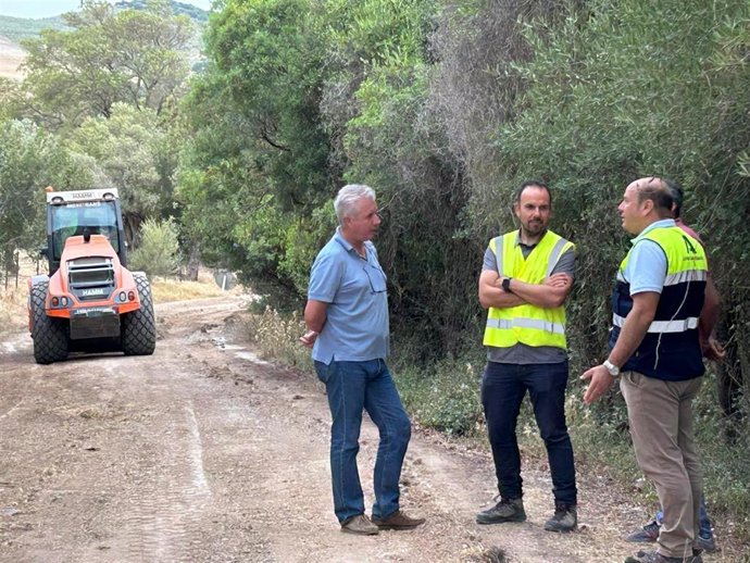 El delegado territorial de Sostenibilidad y Medio Ambiente en Cádiz, Óscar Curtido, en una visita a una vía pecuaria de Alcalá de los Gazules, donde se están acometiendo obras de emergencias.