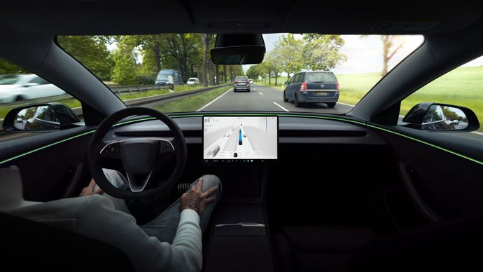 Conducción automatizada total supervisada (FSD) de Tesla