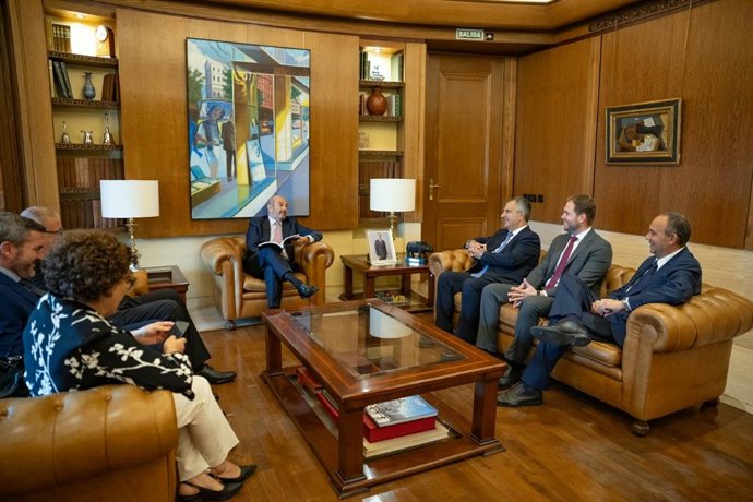 El consejero de Medio Ambiente, Industria, Universidades, Investigación y Mar Menor, Juan María Vázquez, entrega el Plan Industrial Región de Murcia 2026-2035, al presidente del Senado, Pedro Rollán.
