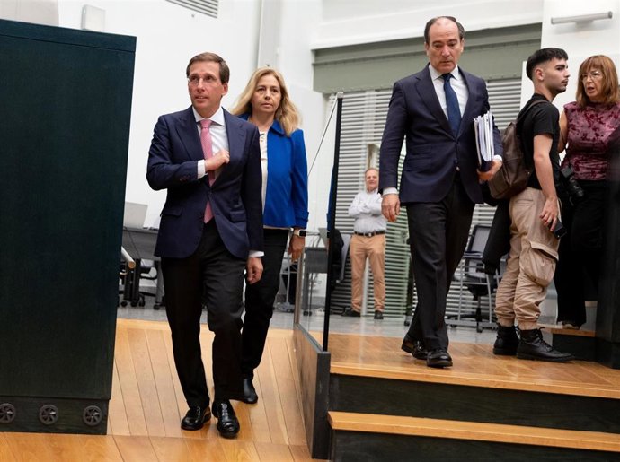 (I-D) El alcalde de Madrid, José Luis Martínez-Almeida; la vicealcaldesa, Inmaculada Sanz, y el concejal de Urbanismo, Medio Ambiente y Movilidad del Ayuntamiento de Madrid, Borja Carabante, durante una sesión ordinaria del pleno municipal