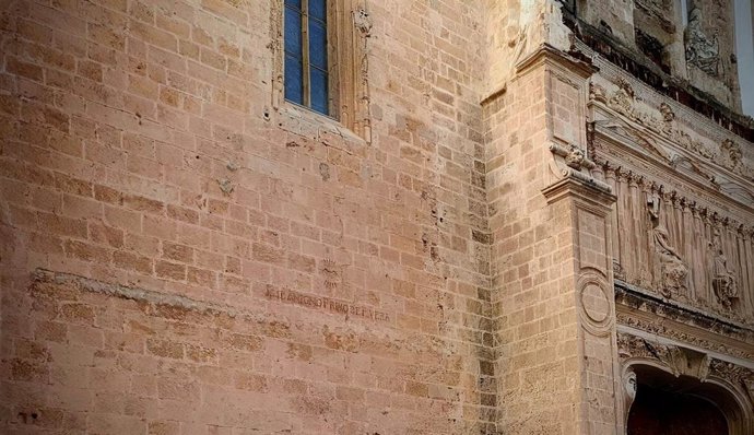 Archivo - Arquivo - Inscrição de José Antonio Primo de Rivera na fachada da Catedral de Almería.