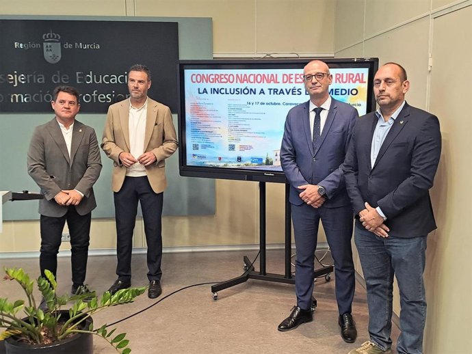 El consejero de Educación y Formación Profesional, Víctor Marín, junto con el alcalde de Caravaca de la Cruz, José Francisco García, durante la presentación del III Congreso Nacional de Escuelas Rurales