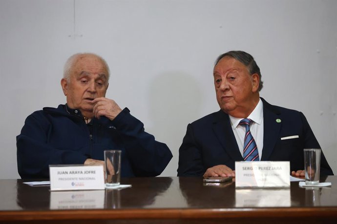 Santiago 30 de marzo 2026. Los gremios del transporte terrestre de carga se reunen para debatir que hara el sector con las alzas de precios de los combustibles, en particular del petroleo diesel.  Jonnathan Oyarzun/Aton Chile