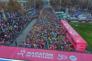 Santiago 18 de abril 2025.  Se realiza la Maraton de Santiago 2025.   Javier Salvo/Aton Chile