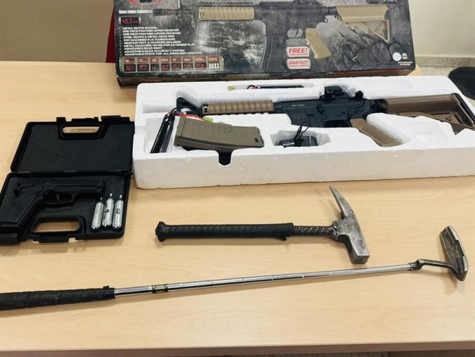 La Policía Local de Córdoba requisa dos armas de fuego simuladas y otros cinco objetos peligrosos en varios controles de vehículos.