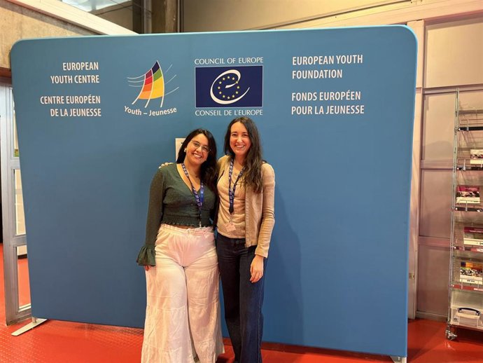 De izda a dcha. Celia García de León (Aldeas Infantiles) y Laura Vallejo-Slocker (Facultad de CC. Políticas y Sociología UCM).