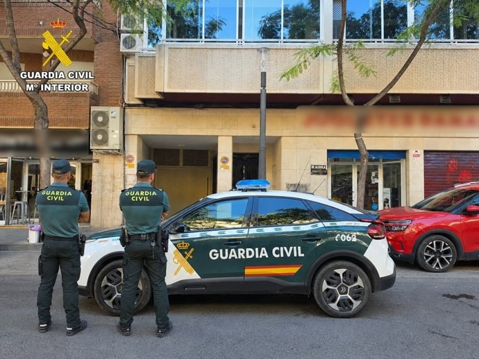 Imatge d'agents de la Guàrdia Civil junt amb un vehicle de l'institut armat
