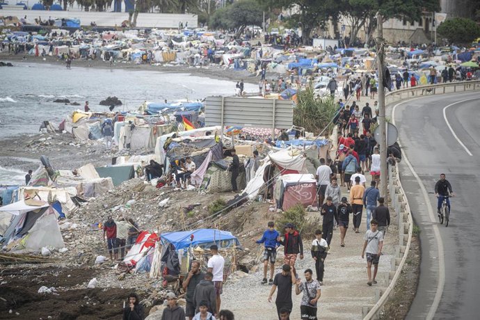 Migrantes continúan en los asentamientos de la playa de El Trampolín a pesar de las lluvias, a 28 de septiembre de 2026, en Ceuta (España).