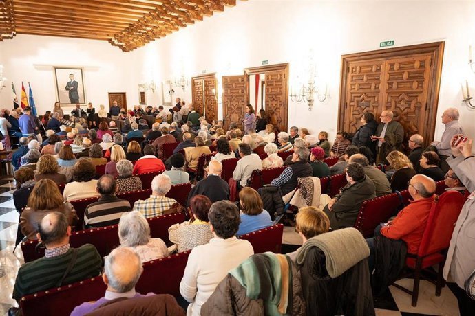 Reunión celebrada en febrero de este año entre el presidente de la Diputación de Cáceres y las asociaciones de mayores de la provincia para impulsar un envejecimiento activo