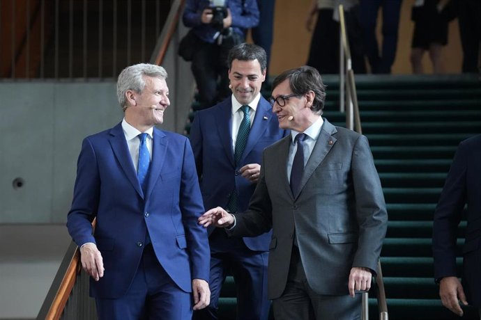 Archivo - El presidente de la Generalitat, Salvador Illa, el Lehendakari, Imanol Pradales, y el presidente de la Xunta, Alfonso Rueda