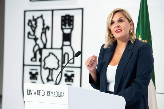 La portavoz de la Junta y consejera de Hacienda y Administración Pública, Elena Manzano, en la rueda de prensa posterior al Consejo de Gobierno.
