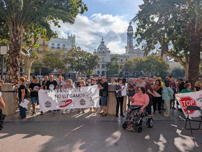 Asociaciones vecinales y sociales de València protestan por la turistificación y la "carencia" de transporte público