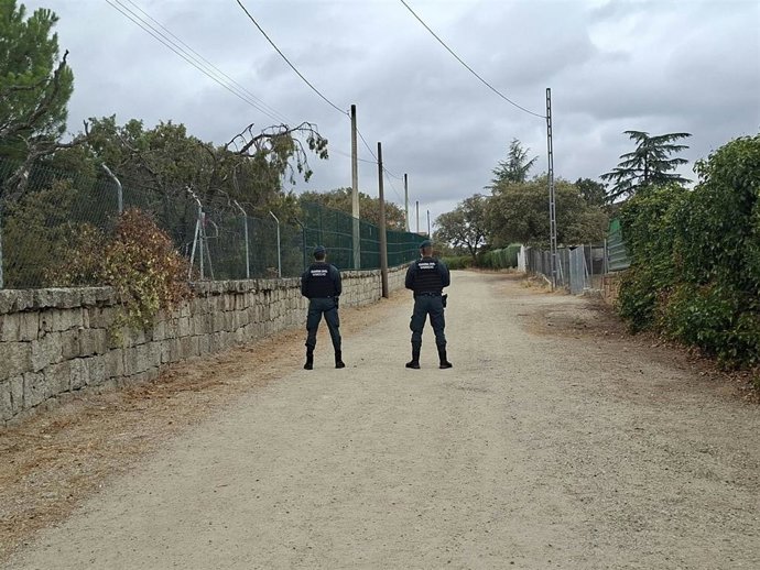 Agentes de la Guardia Civil junto a la finca de Galapagar donde una mujer de 80 años fue asesinada en mayo de 2026