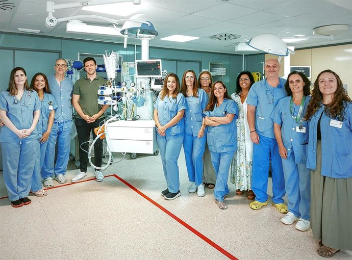 Profesionales sanitarios con la nueva dotación de equipamiento que se ha incorporado a la Sala de Emergencias del Hospital Virgen del Rocío