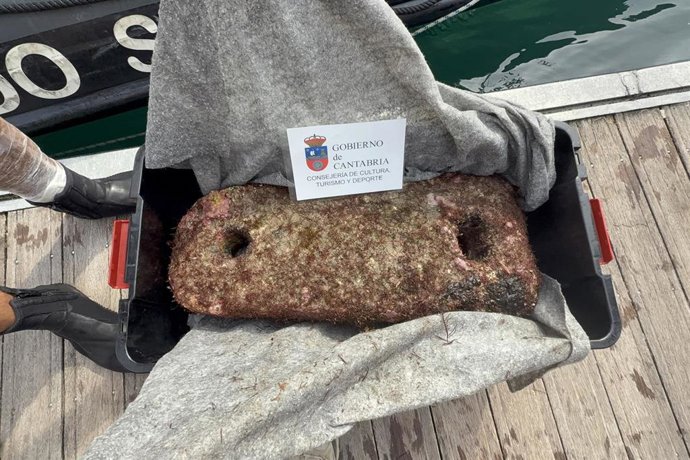 Localizada un ancla lítica en aguas de Castro Urdiales