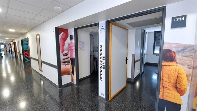 Murales e imágenes decorativas con mensajes educativos orientados a la promoción de la salud cardiovascular en la Unidad de Cardiología del Hospital Juan Ramón Jiménez de Huelva.