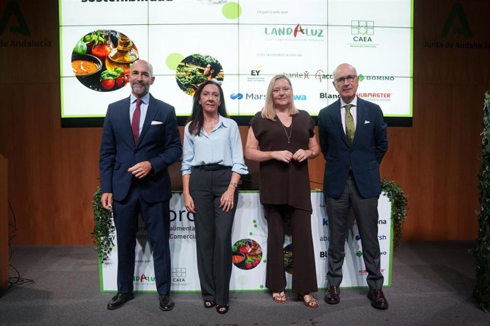 La consejera de Sostenibilidad y Medio Ambiente de la Junta de Andalucía, Fina Martínez (2i) preside la foto de familia en el Foro de la Empresa Agroalimentaria y de la Distribución Comercial. A 29 de septiembre de 2026 en Sevilla, Andalucía (España). 