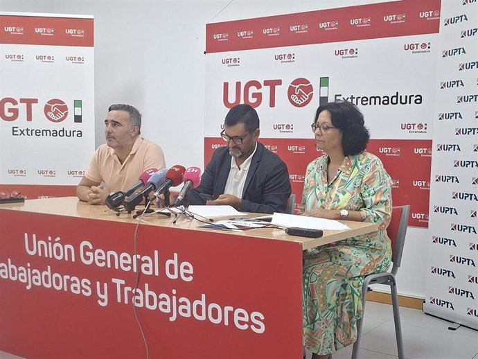 El presidente de UPTA España, Eduardo Abad, en rueda de prensa en la sede de UGT Extremadura en Mérida