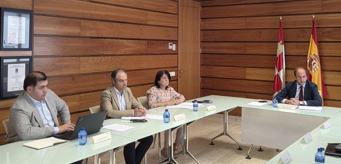 El consejero de Agricultura, Ganadería, Medio Rural y Política Ambiental, Joaquín Antonio Pino, mantiene una reunión de trabajo con representantes de la Asociación de Vino con Origen de Castilla y León (AvoCyL).