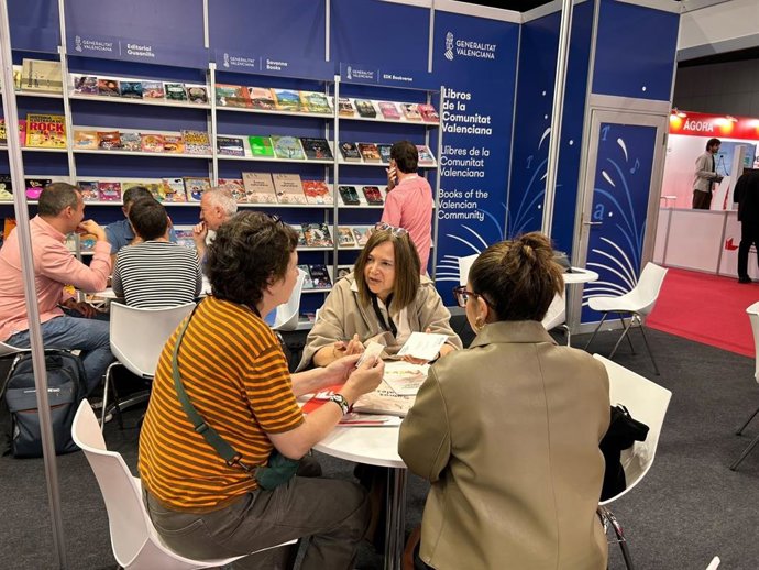 Les editorials de la Comunitat Valenciana aposten per "enfortir" la seua presència internacional en dos cites "imprescindibles" del calendari del món del llibre: Liber i Frankfurt.