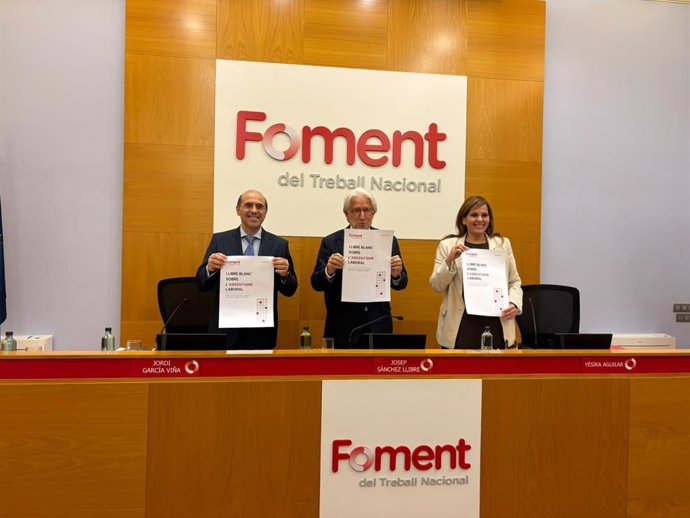 El presidente de Foment, Josep Sánchez Llibre, junto a la directora de Relaciones Laborales de Foment, Yésika Aguilar, y al catedrático de Derecho del Trabajo de la UB, Jordi Garcia, en la presentación del 'Llibre blanc sobre l'absentisme laboral'