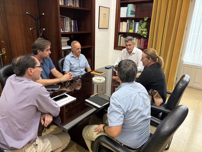 El vicepresidente quinto y responsable del Área de Desarrollo Local y Asistencia a Municipios en la Diputación de Cádiz, Sebastián Hidalgo, en una reunión con la alcaldesa de Puerto Real, Aurora Salvador.