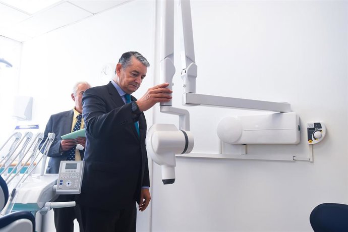 El vicepresidente primero de la Junta y consejero de Presidencia, Sanidad y Emergencias, Antonio Sanz (d), supervisa las instalaciones del Centro de Salud Alameda Perchel de Málaga antes de presentar el balance del Plan Bucodental en Andalucía.
