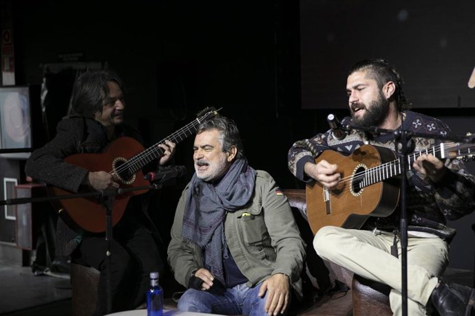 Archivo - El vocalista de No me pises que llevo chanclas, Pepe Begines (c), junto a Diego Pozo 'El Ratón'  (i) y Alejandro Astola (d) presentan el videoclip 'Echo de menos los bares', en una foto de archivo