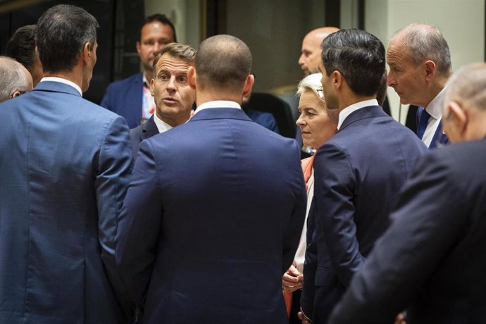 Archivo - El presidente de Francia, Emmanuel Macron, junto a líderes europeos en la cumbre de Bruselas.