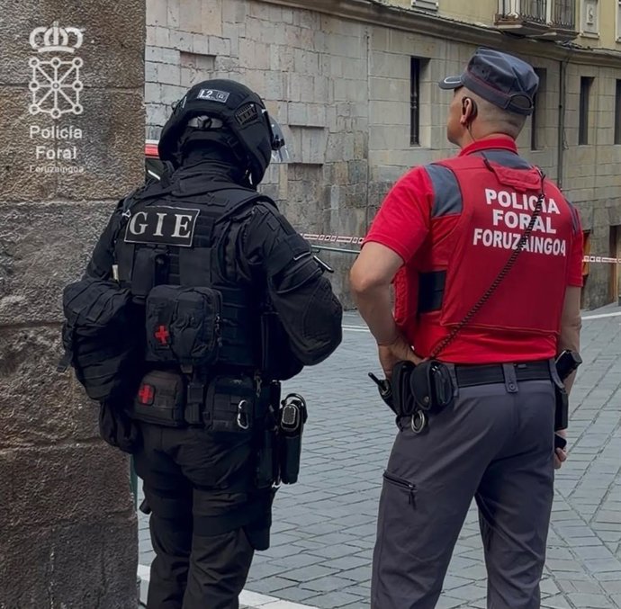 Mobilização da Polícia Regional devido à possível presença de um homem entrincheirado em Pamplona, o que acabou sendo um falso alarme.