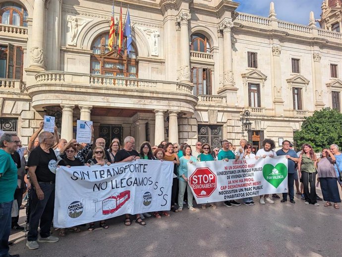 Asociaciones vecinales y sociales, entre ellas la PAH, se concentran frente al Ayuntamiento de València