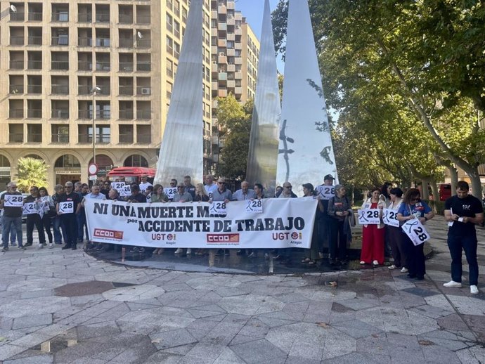Los sindicatos CCOO y UGT se concentran por el nuevo accidente laboral mortal que eleva los fallecidos a 28 en Aragón.