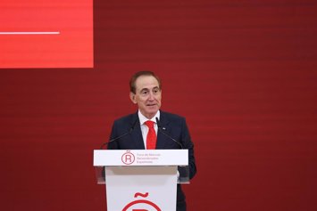 Archivo - El presidente de MAPFRE, Antonio Huertas, durante la entrega de las acreditaciones a la XI Promoción de ‘Embajadores Honorarios de la Marca España’, en el Palacio de El Pardo, a 24 de marzo de 2026, en Madrid (España). 